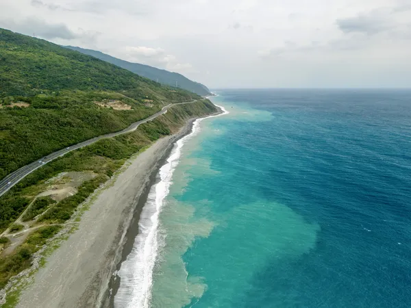 東海岸公路與碧綠海景空拍