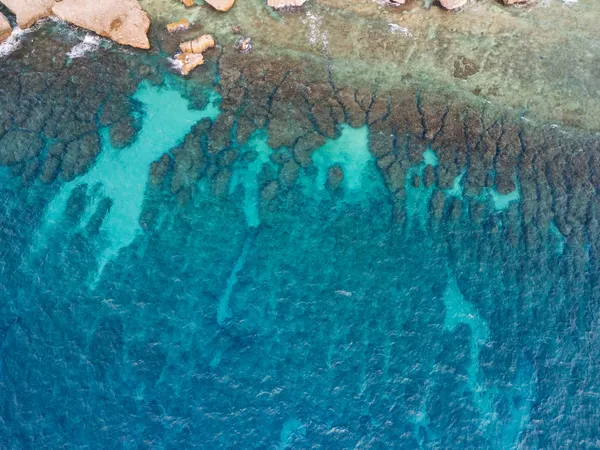 礁岩與碧綠海水空拍